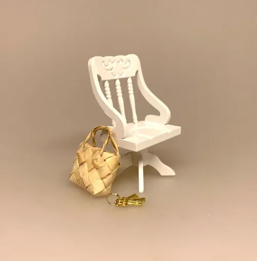 Miniature Kontorstol Hvid, drejestol, kontor, kontormøbler, chefstol, arbejdsstol, klinik, sygeplejerske, chefstilling, nyt job, symbolsk, gave, gaveide, sjov, tillykke, sangskjuler, dukkehus, møbler, 1:12, miniaturer, dukkemøbler, dukkehusmøbler, stol, skrivebordsstol, biti, ribe