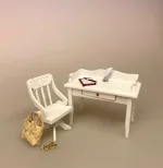 Miniature Kontorstol Hvid, drejestol, kontor, kontormøbler, chefstol, arbejdsstol, klinik, sygeplejerske, chefstilling, nyt job, symbolsk, gave, gaveide, sjov, tillykke, sangskjuler, dukkehus, møbler, 1:12, miniaturer, dukkemøbler, dukkehusmøbler, stol, skrivebordsstol, biti, ribe