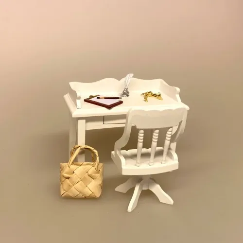 Miniature Kontorstol Hvid, drejestol, kontor, kontormøbler, chefstol, arbejdsstol, klinik, sygeplejerske, chefstilling, nyt job, symbolsk, gave, gaveide, sjov, tillykke, sangskjuler, dukkehus, møbler, 1:12, miniaturer, dukkemøbler, dukkehusmøbler, stol, skrivebordsstol, biti, ribe