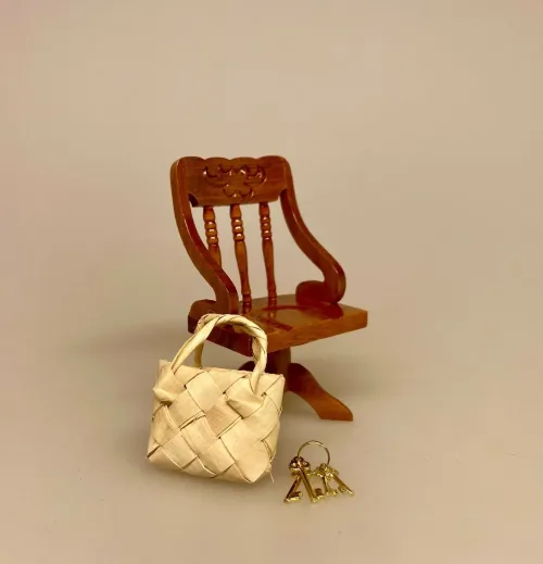 Miniature Kontorstol Nød, brun, maskulin, drejestol, kontor, kontormøbler, chefstol, arbejdsstol, klinik, sygeplejerske, chefstilling, nyt job, symbolsk, gave, gaveide, sjov, tillykke, sangskjuler, dukkehus, møbler, 1:12, miniaturer, dukkemøbler, dukkehusmøbler, stol, skrivebordsstol, biti, ribe