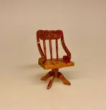 Miniature Kontorstol Nød, brun, maskulin, drejestol, kontor, kontormøbler, chefstol, arbejdsstol, klinik, sygeplejerske, chefstilling, nyt job, symbolsk, gave, gaveide, sjov, tillykke, sangskjuler, dukkehus, møbler, 1:12, miniaturer, dukkemøbler, dukkehusmøbler, stol, skrivebordsstol, biti, ribe