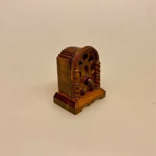 Miniature Radio Stor, matador, her er london, transistor, transistorradio, ghettoblaster, walkman, boom box, musik, fest, sangskjuler, dukkehus, tilbehør, ting til, sættekasse, amagerhylde, kaminhylden, nisser, nisse, tilbehør, ting, dukkehusting, sjov, symbolsk, gave, ide, klasssisk, opera, sanger, musiker, festival, billetter, koncert, 1:12, biti, ribe, birgitte frigast, konservatoriet, uddannet,