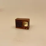 Miniature Radio lille, radio, transistor, transistorradio, ghettoblaster, walkman, boom box, musik, fest, sangskjuler, dukkehus, tilbehør, ting til, sættekasse, amagerhylde, kaminhylden, nisser, nisse, tilbehør, ting, dukkehusting, sjov, symbolsk, gave, ide, klasssisk, opera, sanger, musiker, festival, billetter, koncert, 1:12, biti, ribe, birgitte frigast