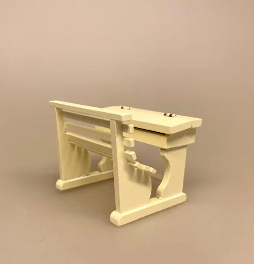 Miniature Skolepult Creme, skolegang, skolestue, skole, skolebord, skolepult, skrivepult, dukkehus, skolemøbel, skolebænk, lærer, seminarie, uddannet, færdig, job, ansat, jubilæum, sangskjuler, symbolsk, gave, gaveide, sjov, fin, miniaturer, færdiguddannet, eksamen, 1:12, nisser, nisseb, nissedør, nissetilbehør, biti, ribe, nisseskole,