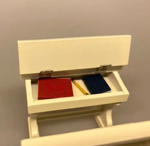 Miniature Skolepult Creme, skolegang, skolestue, skole, skolebord, skolepult, skrivepult, dukkehus, skolemøbel, skolebænk, lærer, seminarie, uddannet, færdig, job, ansat, jubilæum, sangskjuler, symbolsk, gave, gaveide, sjov, fin, miniaturer, færdiguddannet, eksamen, 1:12, nisser, nisseb, nissedør, nissetilbehør, biti, ribe, nisseskole,