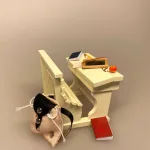 Miniature Rygsæk, Miniature Skolepult Creme, skolegang, skolestue, skole, skolebord, skolepult, skrivepult, dukkehus, skolemøbel, skolebænk, lærer, seminarie, uddannet, færdig, job, ansat, jubilæum, sangskjuler, symbolsk, gave, gaveide, sjov, fin, miniaturer, færdiguddannet, eksamen, 1:12, nisser, nisseb, nissedør, nissetilbehør, biti, ribe, nisseskole,