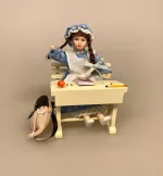Miniature Rygsæk, Miniature Skolepult Creme, skolegang, skolestue, skole, skolebord, skolepult, skrivepult, dukkehus, skolemøbel, skolebænk, lærer, seminarie, uddannet, færdig, job, ansat, jubilæum, sangskjuler, symbolsk, gave, gaveide, sjov, fin, miniaturer, færdiguddannet, eksamen, 1:12, nisser, nisseb, nissedør, nissetilbehør, biti, ribe, nisseskole,