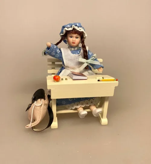 Miniature Rygsæk, Miniature Skolepult Creme, skolegang, skolestue, skole, skolebord, skolepult, skrivepult, dukkehus, skolemøbel, skolebænk, lærer, seminarie, uddannet, færdig, job, ansat, jubilæum, sangskjuler, symbolsk, gave, gaveide, sjov, fin, miniaturer, færdiguddannet, eksamen, 1:12, nisser, nisseb, nissedør, nissetilbehør, biti, ribe, nisseskole,