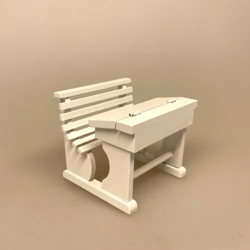 Miniature Skolepult Hvid, dimiteret, førskole, skolegang, skolestue, skole, skolebord, skolepult, skrivepult, dukkehus, skolemøbel, skolebænk, lærer, seminarie, uddannet, færdig, job, ansat, jubilæum, sangskjuler, symbolsk, gave, gaveide, sjov, fin, miniaturer, færdiguddannet, eksamen, 1:12, nisser, nisseb, nissedør, nissetilbehør, biti, ribe, nisseskole, student, studentereksamen