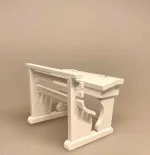 Miniature Skolepult Hvid, dimiteret, førskole, skolegang, skolestue, skole, skolebord, skolepult, skrivepult, dukkehus, skolemøbel, skolebænk, lærer, seminarie, uddannet, færdig, job, ansat, jubilæum, sangskjuler, symbolsk, gave, gaveide, sjov, fin, miniaturer, færdiguddannet, eksamen, 1:12, nisser, nisseb, nissedør, nissetilbehør, biti, ribe, nisseskole, student, studentereksamen
