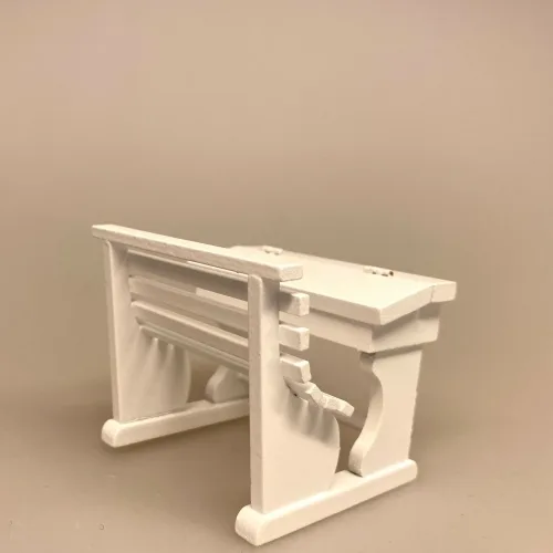 Miniature Skolepult Hvid, dimiteret, førskole, skolegang, skolestue, skole, skolebord, skolepult, skrivepult, dukkehus, skolemøbel, skolebænk, lærer, seminarie, uddannet, færdig, job, ansat, jubilæum, sangskjuler, symbolsk, gave, gaveide, sjov, fin, miniaturer, færdiguddannet, eksamen, 1:12, nisser, nisseb, nissedør, nissetilbehør, biti, ribe, nisseskole, student, studentereksamen