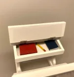 Miniature Skolepult Hvid, dimiteret, førskole, skolegang, skolestue, skole, skolebord, skolepult, skrivepult, dukkehus, skolemøbel, skolebænk, lærer, seminarie, uddannet, færdig, job, ansat, jubilæum, sangskjuler, symbolsk, gave, gaveide, sjov, fin, miniaturer, færdiguddannet, eksamen, 1:12, nisser, nisseb, nissedør, nissetilbehør, biti, ribe, nisseskole, student, studentereksamen