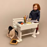 Miniature Rygsæk, rygsæk, rejse, jordomrejse, vandretur, vandrefere, Miniature Skolepult Hvid, dimiteret, førskole, skolegang, skolestue, skole, skolebord, skolepult, skrivepult, dukkehus, skolemøbel, skolebænk, lærer, seminarie, uddannet, færdig, job, ansat, jubilæum, sangskjuler, symbolsk, gave, gaveide, sjov, fin, miniaturer, færdiguddannet, eksamen, 1:12, nisser, nisseb, nissedør, nissetilbehør, biti, ribe, nisseskole, student, studentereksamen