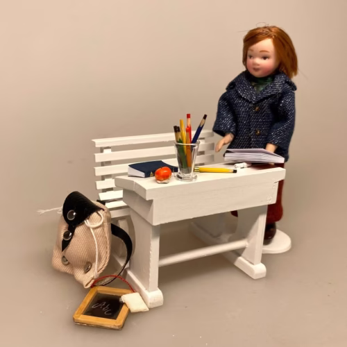 Miniature Rygsæk, rygsæk, rejse, jordomrejse, vandretur, vandrefere, Miniature Skolepult Hvid, dimiteret, førskole, skolegang, skolestue, skole, skolebord, skolepult, skrivepult, dukkehus, skolemøbel, skolebænk, lærer, seminarie, uddannet, færdig, job, ansat, jubilæum, sangskjuler, symbolsk, gave, gaveide, sjov, fin, miniaturer, færdiguddannet, eksamen, 1:12, nisser, nisseb, nissedør, nissetilbehør, biti, ribe, nisseskole, student, studentereksamen