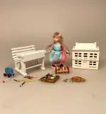 Miniature Skolepult Hvid, dimiteret, førskole, skolegang, skolestue, skole, skolebord, skolepult, skrivepult, dukkehus, skolemøbel, skolebænk, lærer, seminarie, uddannet, færdig, job, ansat, jubilæum, sangskjuler, symbolsk, gave, gaveide, sjov, fin, miniaturer, færdiguddannet, eksamen, 1:12, nisser, nisseb, nissedør, nissetilbehør, biti, ribe, nisseskole, student, studentereksamen