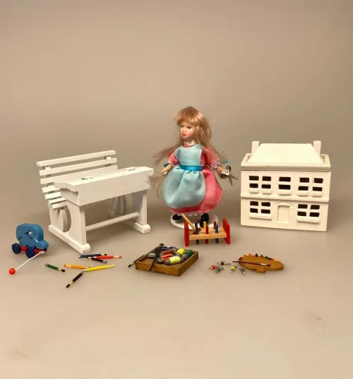Miniature Skolepult Hvid, dimiteret, førskole, skolegang, skolestue, skole, skolebord, skolepult, skrivepult, dukkehus, skolemøbel, skolebænk, lærer, seminarie, uddannet, færdig, job, ansat, jubilæum, sangskjuler, symbolsk, gave, gaveide, sjov, fin, miniaturer, færdiguddannet, eksamen, 1:12, nisser, nisseb, nissedør, nissetilbehør, biti, ribe, nisseskole, student, studentereksamen