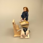 Miniature Skolepult Natur, skole, skolebord, skolepult, skrivepult, dukkehus, skolemøbel, skolebænk, lærer, seminarie, uddannet, færdig, job, ansat, jubilæum, sangskjuler, symbolsk, gave, gaveide, sjov, fin, miniaturer, færdiguddannet, eksamen, 1:12, nisser, nisseb, nissedør, nissetilbehør, biti, ribe, nisseskole,