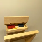 Miniature Skolepult Natur, skole, skolebord, skolepult, skrivepult, dukkehus, skolemøbel, skolebænk, lærer, seminarie, uddannet, færdig, job, ansat, jubilæum, sangskjuler, symbolsk, gave, gaveide, sjov, fin, miniaturer, færdiguddannet, eksamen, 1:12, nisser, nisseb, nissedør, nissetilbehør, biti, ribe, nisseskole,