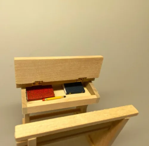 Miniature Skolepult Natur, skole, skolebord, skolepult, skrivepult, dukkehus, skolemøbel, skolebænk, lærer, seminarie, uddannet, færdig, job, ansat, jubilæum, sangskjuler, symbolsk, gave, gaveide, sjov, fin, miniaturer, færdiguddannet, eksamen, 1:12, nisser, nisseb, nissedør, nissetilbehør, biti, ribe, nisseskole,