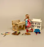 Miniature Skolepult Natur, skole, skolebord, skolepult, skrivepult, dukkehus, skolemøbel, skolebænk, lærer, seminarie, uddannet, færdig, job, ansat, jubilæum, sangskjuler, symbolsk, gave, gaveide, sjov, fin, miniaturer, færdiguddannet, eksamen, 1:12, nisser, nisseb, nissedør, nissetilbehør, biti, ribe, nisseskole,
