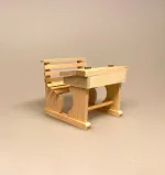 Miniature Skolepult Natur, skole, skolebord, skolepult, skrivepult, dukkehus, skolemøbel, skolebænk, lærer, seminarie, uddannet, færdig, job, ansat, jubilæum, sangskjuler, symbolsk, gave, gaveide, sjov, fin, miniaturer, færdiguddannet, eksamen, 1:12, nisser, nisseb, nissedør, nissetilbehør, biti, ribe, nisseskole,