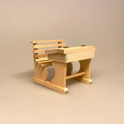 Miniature Skolepult Natur, skole, skolebord, skolepult, skrivepult, dukkehus, skolemøbel, skolebænk, lærer, seminarie, uddannet, færdig, job, ansat, jubilæum, sangskjuler, symbolsk, gave, gaveide, sjov, fin, miniaturer, færdiguddannet, eksamen, 1:12, nisser, nisseb, nissedør, nissetilbehør, biti, ribe, nisseskole,