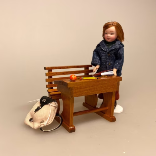 Miniature Skolepult Nød, skolegang, Miniature Rygsæk, jordomrejse, rygsækferie, vandretur, skolestue, skole, skolebord, skolepult, skrivepult, dukkehus, skolemøbel, skolebænk, lærer, seminarie, uddannet, færdig, job, ansat, jubilæum, sangskjuler, symbolsk, gave, gaveide, sjov, fin, miniaturer, færdiguddannet, eksamen, 1:12, nisser, nisseb, nissedør, nissetilbehør, biti, ribe, nisseskole, student, studentereksamen