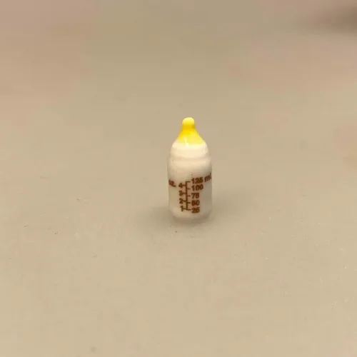 Miniature Sutteflaske, flaske, mælkeflaske, modermælkserstatning, brystmælk, amme, babyflaske, flaskebarn, miniaturer, dukkehus, ting til, tilbehør, dukkebørn, dukkebaby, sætterkasse, jordmoder, uddannet, færdig som, symbolsk, gave, gaveide, sygeplejerske, sundhedsplejerske, lille ny, nyfødt, biti, ribe, nisser, nissetilbehør, nisseting, nissedør