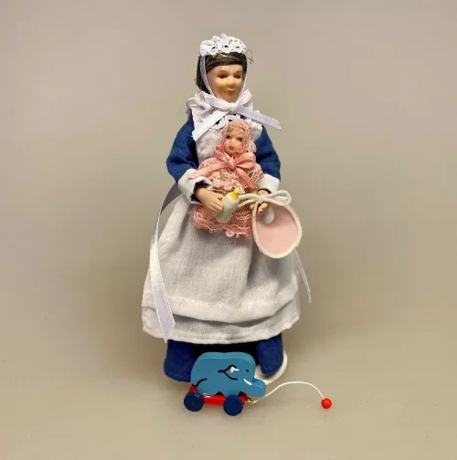 Miniature Sutteflaske, flaske, mælkeflaske, modermælkserstatning, brystmælk, amme, babyflaske, flaskebarn, miniaturer, dukkehus, ting til, tilbehør, dukkebørn, dukkebaby, sætterkasse, jordmoder, uddannet, færdig som, symbolsk, gave, gaveide, sygeplejerske, sundhedsplejerske, lille ny, nyfødt, biti, ribe, nisser, nissetilbehør, nisseting, nissedør