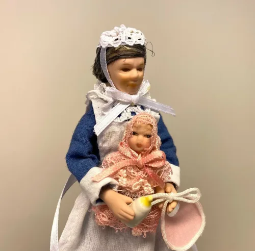 Miniature Sutteflaske, flaske, mælkeflaske, modermælkserstatning, brystmælk, amme, babyflaske, flaskebarn, miniaturer, dukkehus, ting til, tilbehør, dukkebørn, dukkebaby, sætterkasse, jordmoder, uddannet, færdig som, symbolsk, gave, gaveide, sygeplejerske, sundhedsplejerske, lille ny, nyfødt, biti, ribe, nisser, nissetilbehør, nisseting, nissedør