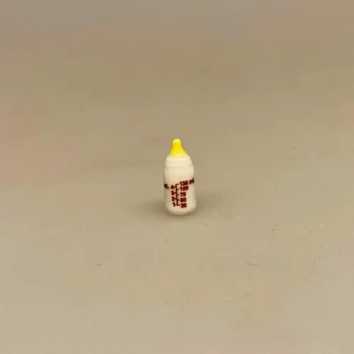 Miniature Sutteflaske, flaske, mælkeflaske, modermælkserstatning, brystmælk, amme, babyflaske, flaskebarn, miniaturer, dukkehus, ting til, tilbehør, dukkebørn, dukkebaby, sætterkasse, jordmoder, uddannet, færdig som, symbolsk, gave, gaveide, sygeplejerske, sundhedsplejerske, lille ny, nyfødt, biti, ribe, nisser, nissetilbehør, nisseting, nissedør