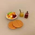 Miniature Syltetøj og Honning i Glas med Ske, Miniature Marmelade i Henkogningsglas, Miniature Marmelade og syltetøjsglas, syltetøj, marmelade, dukkehus, ting til, dukkehuset, tilbehør, nisser, nissedør, nissebo, miniature, miniaturer, jul, 1:12, lundby, dukkehusting, biti, ribe, dukkehuskøkken,