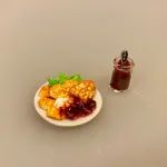Miniature Syltetøj og Honning i Glas med Ske, Miniature Marmelade i Henkogningsglas, Miniature Marmelade og syltetøjsglas, syltetøj, marmelade, dukkehus, ting til, dukkehuset, tilbehør, nisser, nissedør, nissebo, miniature, miniaturer, jul, 1:12, lundby, dukkehusting, biti, ribe, dukkehuskøkken,