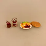 Miniature Syltetøj og Honning i Glas med Ske, Miniature Marmelade i Henkogningsglas, Miniature Marmelade og syltetøjsglas, syltetøj, marmelade, dukkehus, ting til, dukkehuset, tilbehør, nisser, nissedør, nissebo, miniature, miniaturer, jul, 1:12, lundby, dukkehusting, biti, ribe, dukkehuskøkken,