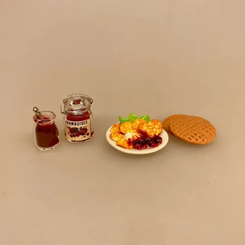 Miniature Syltetøj og Honning i Glas med Ske, Miniature Marmelade i Henkogningsglas, Miniature Marmelade og syltetøjsglas, syltetøj, marmelade, dukkehus, ting til, dukkehuset, tilbehør, nisser, nissedør, nissebo, miniature, miniaturer, jul, 1:12, lundby, dukkehusting, biti, ribe, dukkehuskøkken,