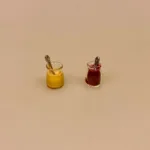 Miniature Syltetøj og Honning i Glas med Ske, Miniature Marmelade i Henkogningsglas, Miniature Marmelade og syltetøjsglas, syltetøj, marmelade, dukkehus, ting til, dukkehuset, tilbehør, nisser, nissedør, nissebo, miniature, miniaturer, jul, 1:12, lundby, dukkehusting, biti, ribe, dukkehuskøkken,