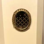 Miniature Vægspejl Guld Ovalt, guldspejl, rundt, guldindrammet, spejl, vægspejl, til væggen, dukkehus, tilbehør, ting til, miniaturer, miniature, interiør, pynt, sangskjuler, symbolsk gave, gaveide, kosmetolog, skønhed, badeværelse, veneziansk, guldspejl, guldramme, 1:12, dukketing, biti, ribe,