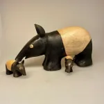 Tapir - Håndskåret af Træ, tapirer, tapirpapir, sjove, vilde, dyr, zoo, zoologisk have, myresluger, tryne, gris, bælte, træfigur, trædyr, håndlavet, håndsnittede, håndlavede, træskærearbejde, træsnit, trædyr, dyr af træ, zoolog, biologi, færdig, biolog, dyrepasser, symbolsk, gave, gaveide, biti, ribe, Håndskåret af Træ lille, Trætapir, Tapir - Håndskåret af Træ lille, cw-39S,, cw39-xl, stor