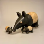 Tapir - Håndskåret af Træ, tapirer, tapirpapir, sjove, vilde, dyr, zoo, zoologisk have, myresluger, tryne, gris, bælte, træfigur, trædyr, håndlavet, håndsnittede, håndlavede, træskærearbejde, træsnit, trædyr, dyr af træ, zoolog, biologi, færdig, biolog, dyrepasser, symbolsk, gave, gaveide, biti, ribe, Håndskåret af Træ lille, Trætapir, Tapir - Håndskåret af Træ lille, cw-39S,, cw39-xl, stor