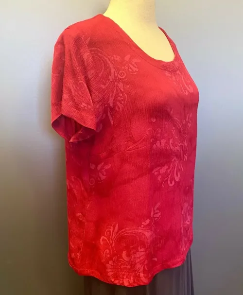 Batik Bluse Taro Kortærmet - Pink, hindbær, rød, fuchsia, orchid, korte ærmer, sommerbluse, sommertop, forårsbluse, forår, festtøj, festtop, konfirmation, pink, cerise, lilla, fuchsia, bærfarvet, hindbær, smart, lille, figursyet, indsnit, kort, små størrelser, diva, biti, ribe, batikfarvet, holdbar, kvalitet, let, strygefri, blød, lækker, behagelig, smuk, kulørt, farver,