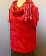 Batik Bluse Taro Kortærmet - Pink, hindbær, rød, fuchsia, orchid, korte ærmer, sommerbluse, sommertop, forårsbluse, forår, festtøj, festtop, konfirmation, pink, cerise, lilla, fuchsia, bærfarvet, hindbær, smart, lille, figursyet, indsnit, kort, små størrelser, diva, biti, ribe, batikfarvet, holdbar, kvalitet, let, strygefri, blød, lækker, behagelig, smuk, kulørt, farver,