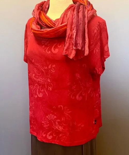 Batik Bluse Taro Kortærmet - Pink, hindbær, rød, fuchsia, orchid, korte ærmer, sommerbluse, sommertop, forårsbluse, forår, festtøj, festtop, konfirmation, pink, cerise, lilla, fuchsia, bærfarvet, hindbær, smart, lille, figursyet, indsnit, kort, små størrelser, diva, biti, ribe, batikfarvet, holdbar, kvalitet, let, strygefri, blød, lækker, behagelig, smuk, kulørt, farver,