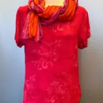 Batik Bluse Taro Kortærmet - Pink, hindbær, rød, fuchsia, orchid, korte ærmer, sommerbluse, sommertop, forårsbluse, forår, festtøj, festtop, konfirmation, pink, cerise, lilla, fuchsia, bærfarvet, hindbær, smart, lille, figursyet, indsnit, kort, små størrelser, diva, biti, ribe, batikfarvet, holdbar, kvalitet, let, strygefri, blød, lækker, behagelig, smuk, kulørt, farver,