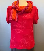 Batik Bluse Taro Kortærmet - Pink, hindbær, rød, fuchsia, orchid, korte ærmer, sommerbluse, sommertop, forårsbluse, forår, festtøj, festtop, konfirmation, pink, cerise, lilla, fuchsia, bærfarvet, hindbær, smart, lille, figursyet, indsnit, kort, små størrelser, diva, biti, ribe, batikfarvet, holdbar, kvalitet, let, strygefri, blød, lækker, behagelig, smuk, kulørt, farver,