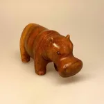 Flodhest - Håndskåret af Træ - Brun Stor, HP-cw-15, Flodhest - Håndskåret af træ - Siddende S Brun, Flodhest - Håndskåret af træ - Siddende, lille, flodhest, hippo, træflodhest, af træ, håndlavet, håndarbejde, håndsnittet, håndskøret, træskærearbejde, kunsthåndværk, trædyr, træfigur, dyr af træ, afrika, afrikanske dyr, savannen, flodheste, gaveide, sød, finurlig, specielt, nordisk, stilig, enkel, sød, flot, biti, ribe, ting med flodheste, flodhesteting, flodhesteføl, flodhesteunge