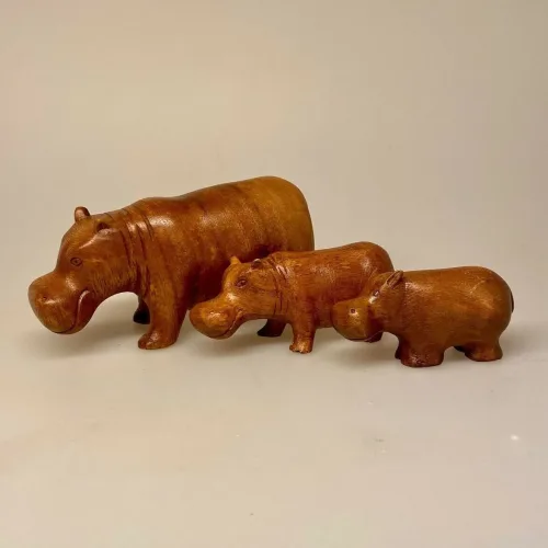 Flodhest - Håndskåret af Træ - Brun Stor, , Flodhest - Håndskåret af træ - Siddende S Brun, Flodhest - Håndskåret af træ - Siddende, lille, flodhest, hippo, træflodhest, af træ, håndlavet, håndarbejde, håndsnittet, håndskøret, træskærearbejde, kunsthåndværk, trædyr, træfigur, dyr af træ, afrika, afrikanske dyr, savannen, flodheste, gaveide, sød, finurlig, specielt, nordisk, stilig, enkel, sød, flot, biti, ribe, ting med flodheste, flodhesteting, flodhesteføl, flodhesteunge