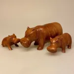 Flodhest - Håndskåret af Træ - Brun Stor, , Flodhest - Håndskåret af træ - Siddende S Brun, Flodhest - Håndskåret af træ - Siddende, lille, flodhest, hippo, træflodhest, af træ, håndlavet, håndarbejde, håndsnittet, håndskøret, træskærearbejde, kunsthåndværk, trædyr, træfigur, dyr af træ, afrika, afrikanske dyr, savannen, flodheste, gaveide, sød, finurlig, specielt, nordisk, stilig, enkel, sød, flot, biti, ribe, ting med flodheste, flodhesteting, flodhesteføl, flodhesteunge