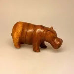 Flodhest - Håndskåret af Træ - Brun Stor, , Flodhest - Håndskåret af træ - Siddende S Brun, Flodhest - Håndskåret af træ - Siddende, lille, flodhest, hippo, træflodhest, af træ, håndlavet, håndarbejde, håndsnittet, håndskøret, træskærearbejde, kunsthåndværk, trædyr, træfigur, dyr af træ, afrika, afrikanske dyr, savannen, flodheste, gaveide, sød, finurlig, specielt, nordisk, stilig, enkel, sød, flot, biti, ribe, ting med flodheste, flodhesteting, flodhesteføl, flodhesteunge