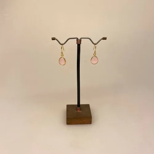 Forgyldte Ørenringe med glatte dråber - Rosakvarts, dråber, dråbeformede, lyserøde, lyserød, rosa, sten, ørehængere, øreringe, hænge, feminine, søde, elegante, biti, ribe, susanne friis bjørner, sfb, dansk, design, maanesten, enamel, cph, frk. lisberg, stine a