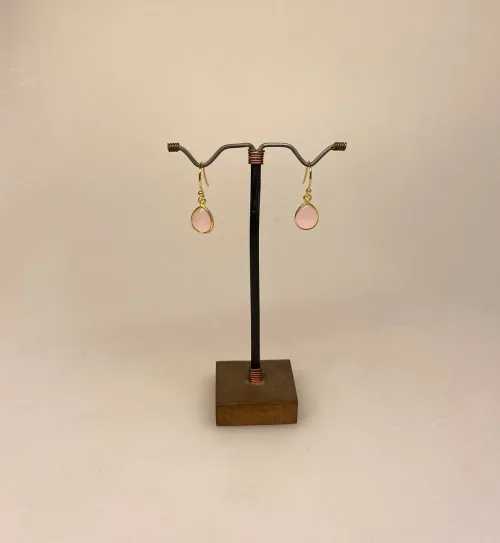 Forgyldte Ørenringe med glatte dråber - Rosakvarts, dråber, dråbeformede, lyserøde, lyserød, rosa, sten, ørehængere, øreringe, hænge, feminine, søde, elegante, biti, ribe, susanne friis bjørner, sfb, dansk, design, maanesten, enamel, cph, frk. lisberg, stine a
